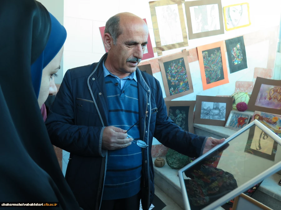 بازدید دکتر رحیمی از نمایشگاه آثار هنری دانشجویان پردیس شهید باهنر شهرکرد  3