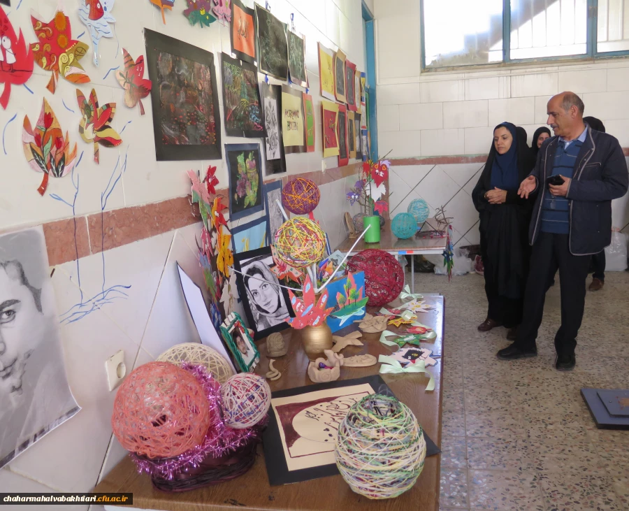بازدید دکتر رحیمی از نمایشگاه آثار هنری دانشجویان پردیس شهید باهنر شهرکرد  5