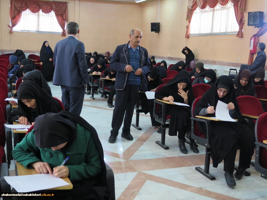 بازدید دکتر رحیمی از نمایشگاه آثار هنری دانشجویان پردیس شهید باهنر شهرکرد  6