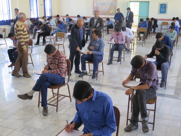 بازدید  دکتر رحیمی از حوزه های امتحانات  دانشجویی  3