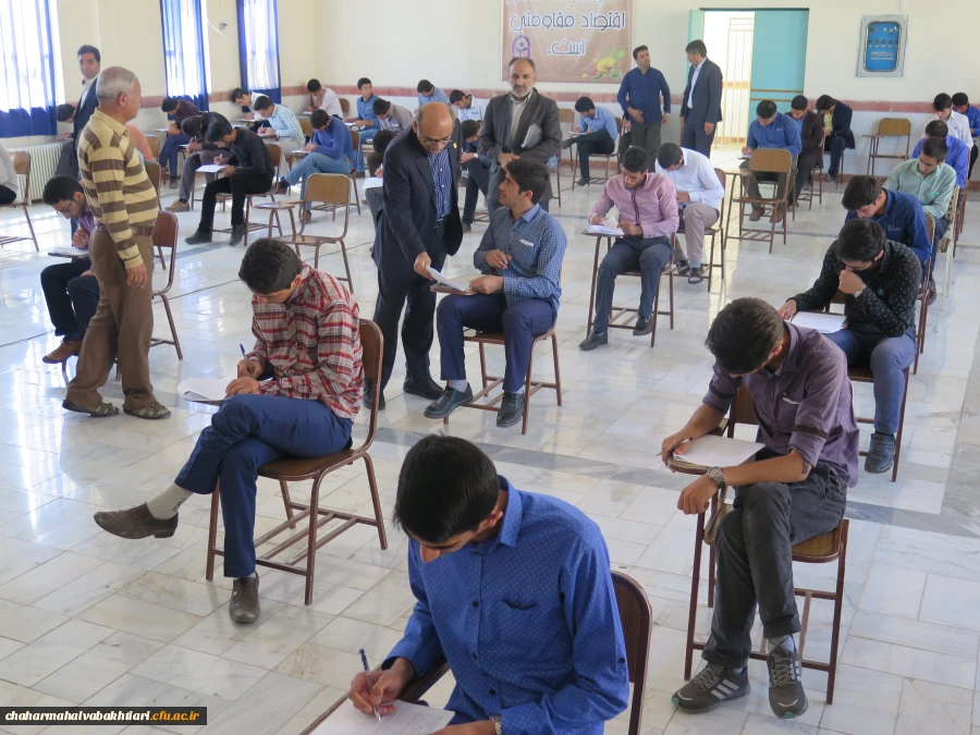 بازدید  دکتر رحیمی از حوزه های امتحانات  دانشجویی  3