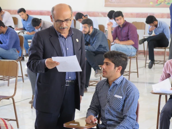 بازدید  دکتر رحیمی از حوزه های امتحانات  دانشجویی  4