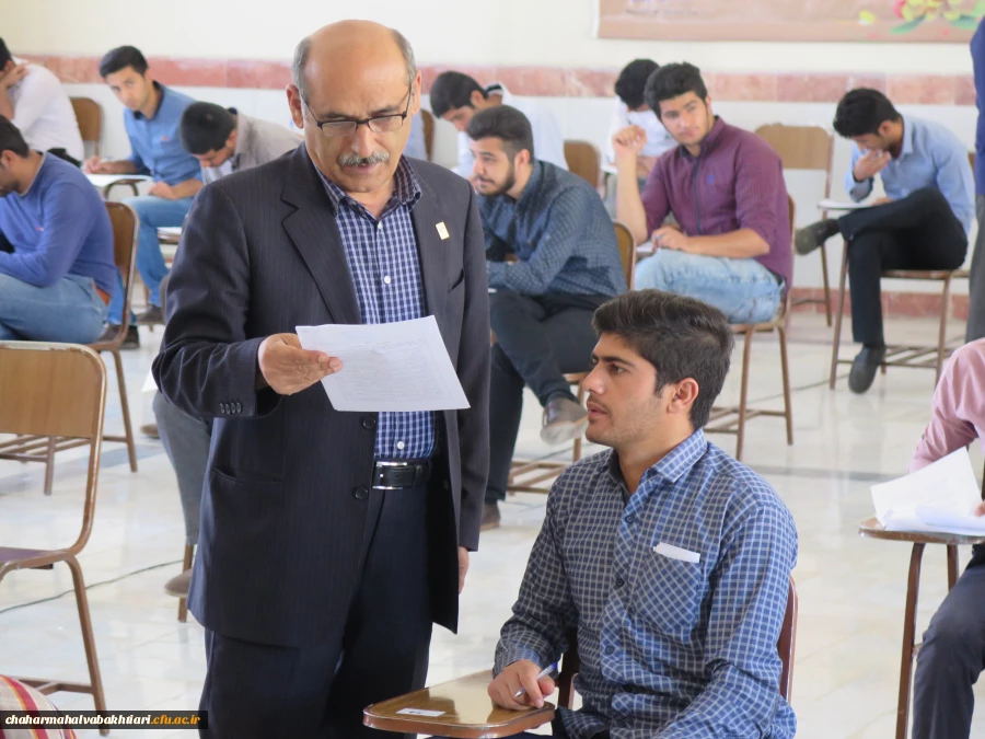 بازدید  دکتر رحیمی از حوزه های امتحانات  دانشجویی  4