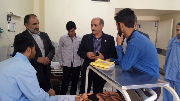 عیادت دکتر رحیمی از دانشجوی بستری دربیمارستان 3