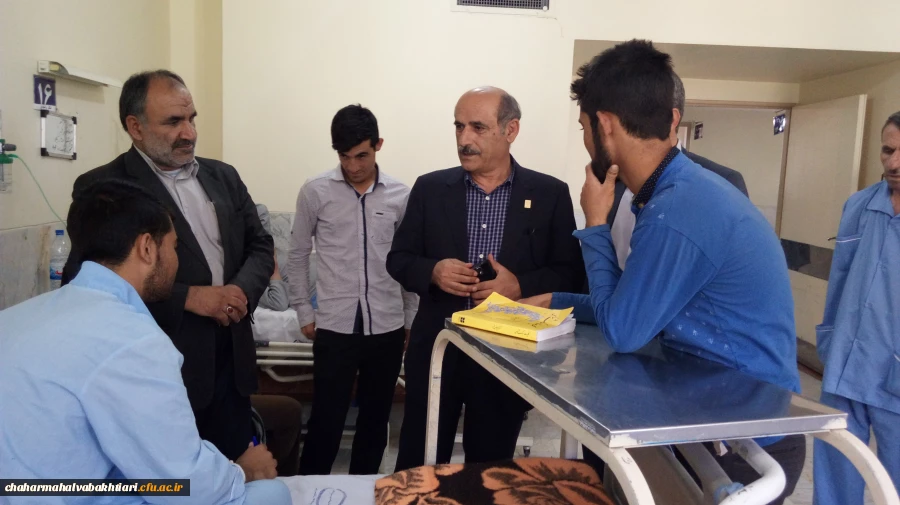 عیادت دکتر رحیمی از دانشجوی بستری دربیمارستان 3