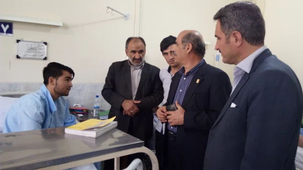 عیادت دکتر رحیمی از دانشجوی بستری دربیمارستان 4