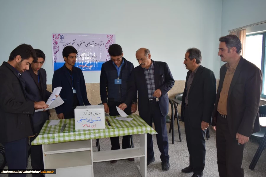 بازدید دکتر رحیمی از انتخابات شورای صنفی پردیس بحر العلوم  4