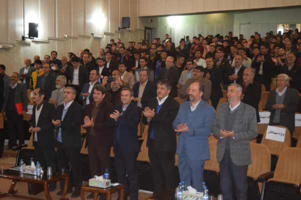 احترام حاضرین در آیین نکوداشت به پاس زحمات پیشکسوتان عرصه تعلیم و تربیت