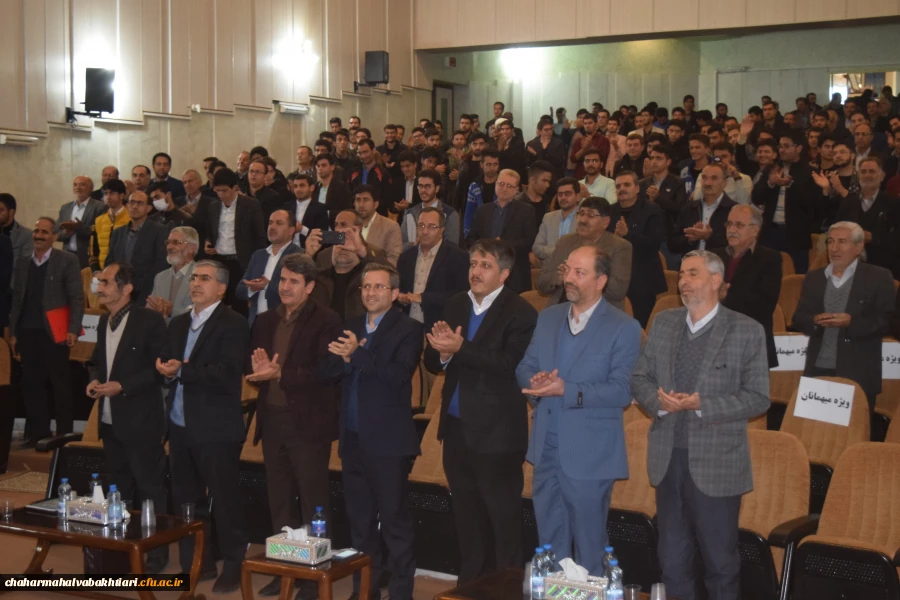 احترام حاضرین در آیین نکوداشت به پاس زحمات پیشکسوتان عرصه تعلیم و تربیت