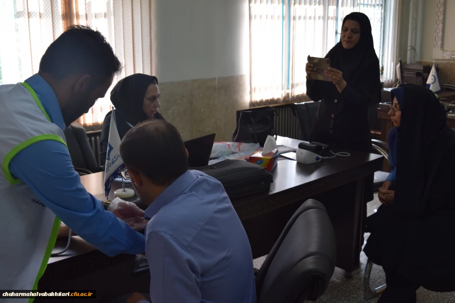 گرفتن فشار خون کارکنان و استادان با همکاری دانشگاه علوم پزشکی