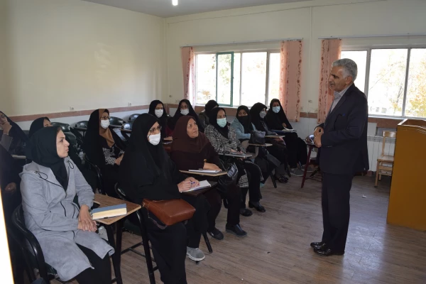 جلسه توجیهی و دوره ضمن خدمت مدیران و معلمان راهنمای کارورزی در پردیس شهید باهنر شهرکرد برگزار شد 7
