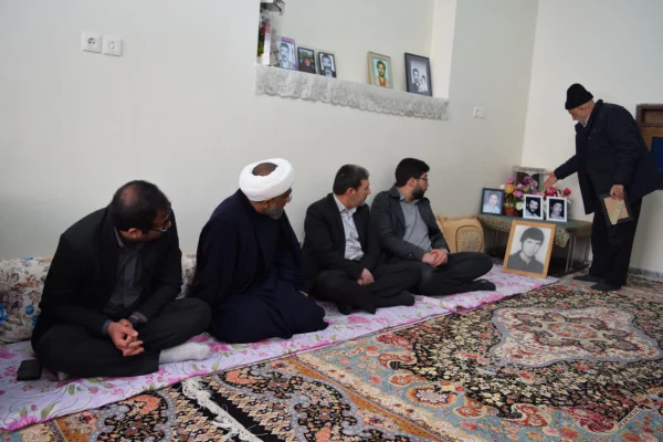 دیدار مسئولین دانشگاه فرهنگیان استان چهارمحال و بختیاری با خانواده شهید دانشجو معلم  2