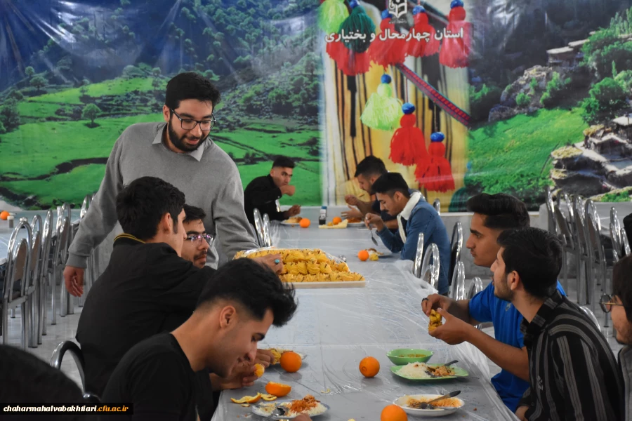 پخش شیرینی به مناسبت عملیات وعده صادق