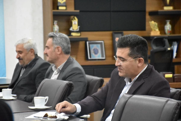 کتاب و کتابخوانی؛ اساس توسعه علمی و فرهنگی جامعه
 14