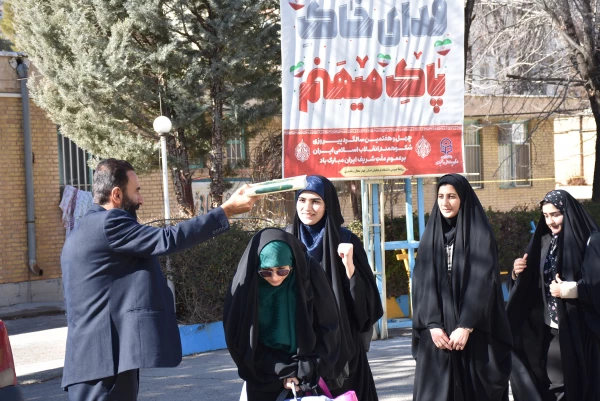 خادمان جوان در میلاد حضرت مهدی (عج) در مسجد جمکران، ندای انتظار را به گوش جهان می رسانند 2