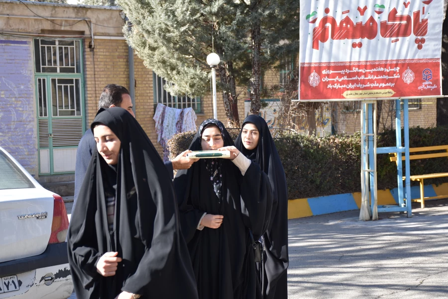 خادمان جوان در میلاد حضرت مهدی (عج) در مسجد جمکران، ندای انتظار را به گوش جهان می رسانند 10