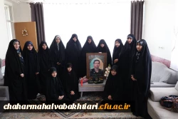 تصاویری از ادای احترام سرپرست دانشگاه فرهنگیان استان به خانواده شهید سید حسین حسینی