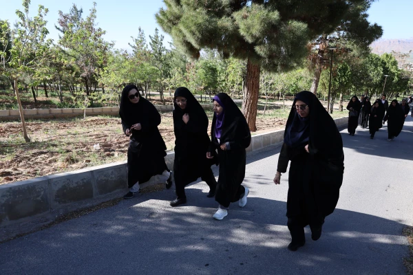 تصاویری ازآیین پیاده روی و زیارت قبور مطهر شهدای گمنام شهرکرد توسط کارکنان دانشگاه فرهنگیان استان چهارمحال و بختیاری 4