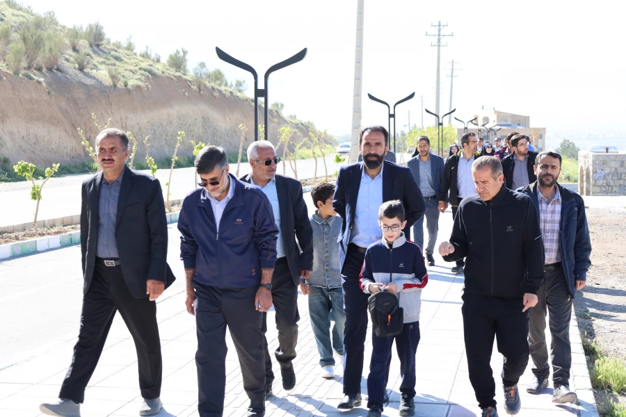 تصاویری ازآیین پیاده روی و زیارت قبور مطهر شهدای گمنام شهرکرد توسط کارکنان دانشگاه فرهنگیان استان چهارمحال و بختیاری 10