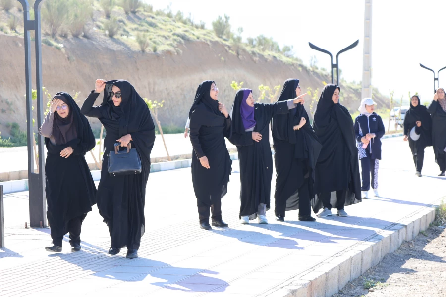 تصاویری ازآیین پیاده روی و زیارت قبور مطهر شهدای گمنام شهرکرد توسط کارکنان دانشگاه فرهنگیان استان چهارمحال و بختیاری 11
