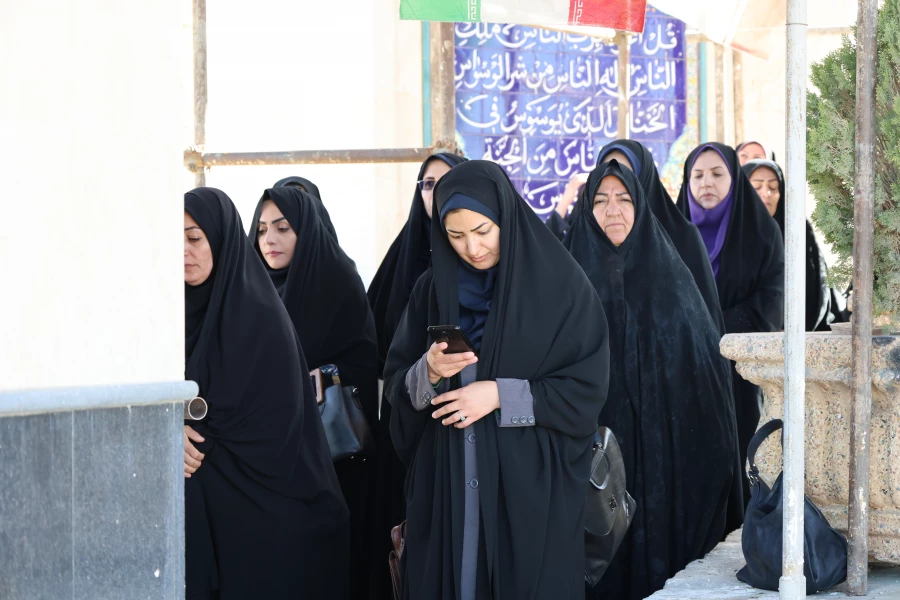 تصاویری ازآیین پیاده روی و زیارت قبور مطهر شهدای گمنام شهرکرد توسط کارکنان دانشگاه فرهنگیان استان چهارمحال و بختیاری 15